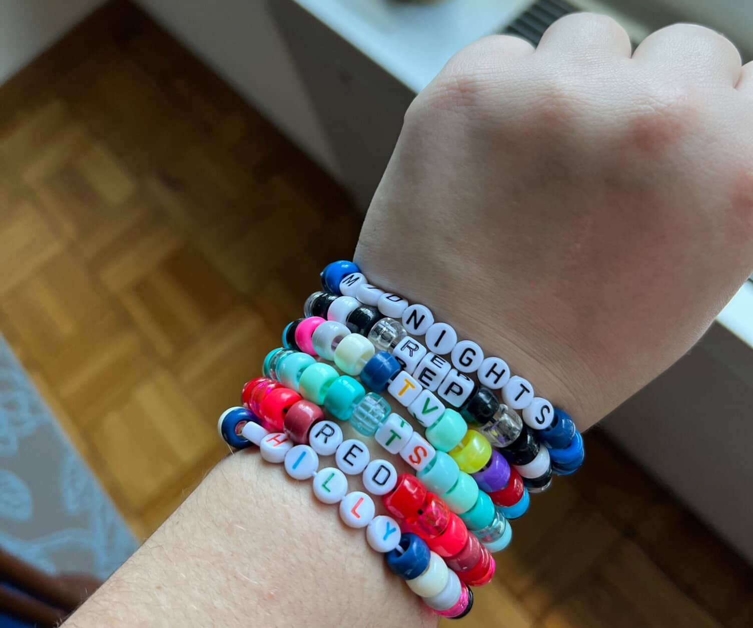 Bracelets à perles-lettres sur le thème des albums de Taylor Swift