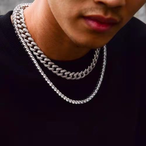 Dos cadenas llevadas superpuestas