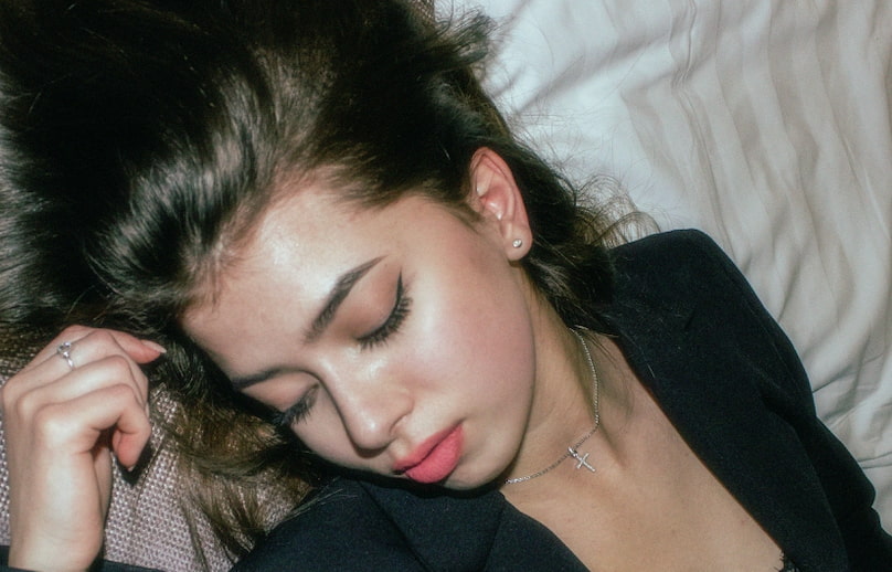 Port d’un collier en argent pour dormir