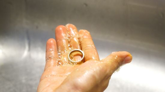Nettoyer une bague en titane