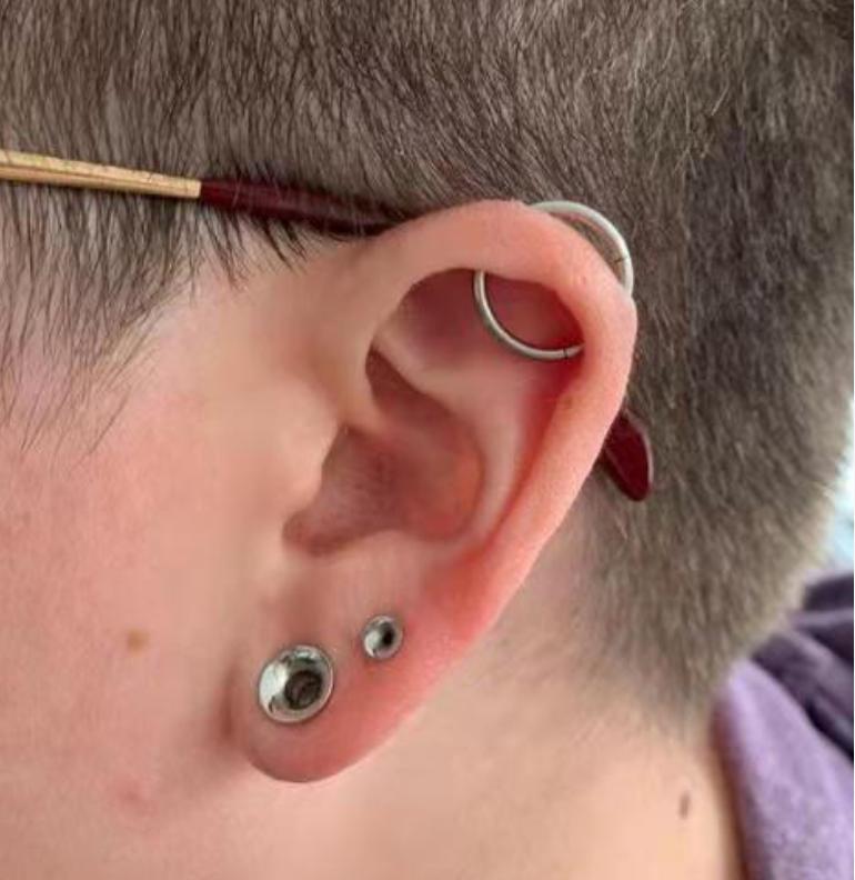 Cuidados posteriores de la perforación de oreja en hombres