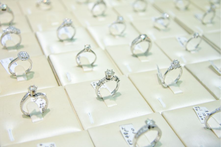 Exposición de anillos de compromiso