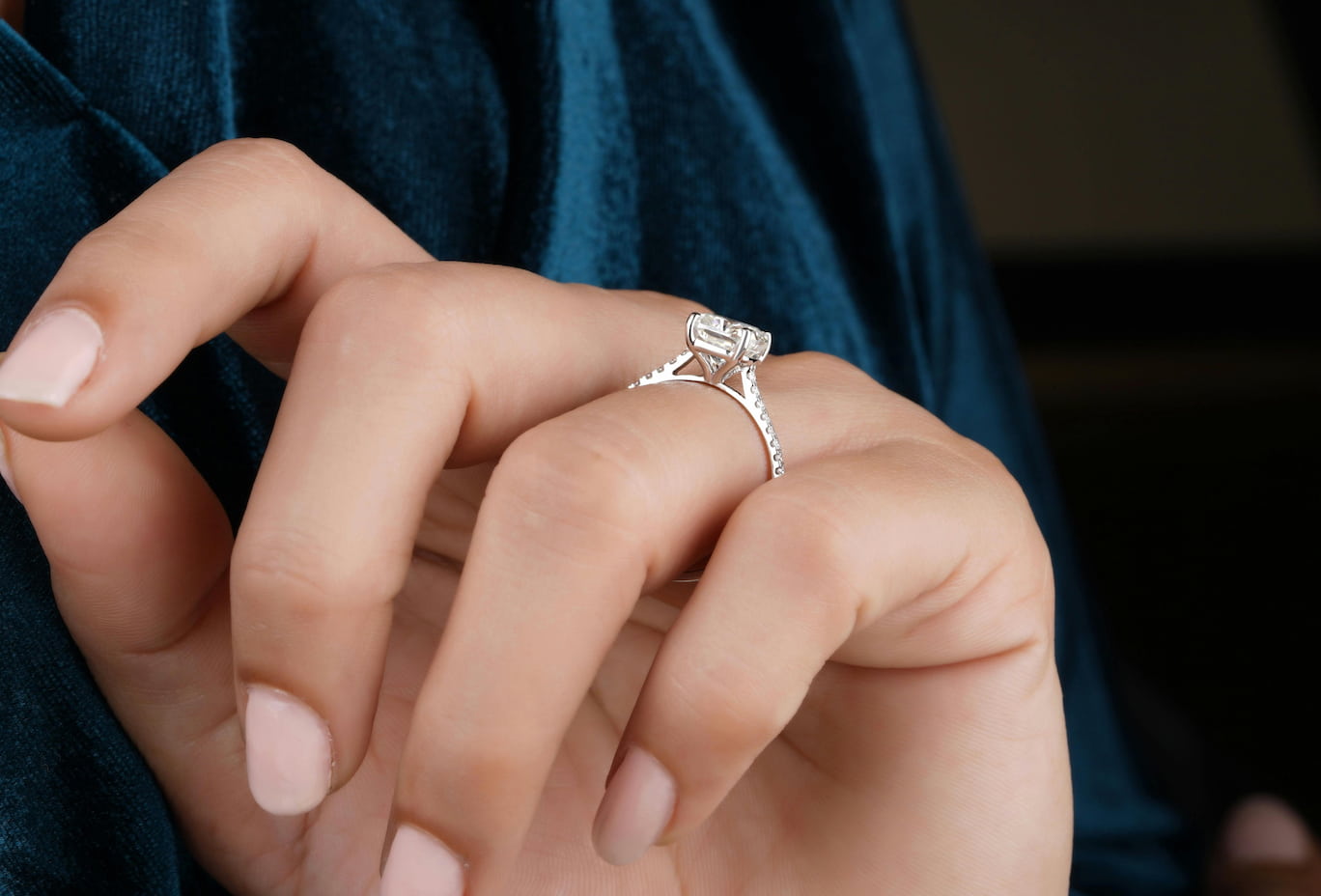 Anillo de compromiso de engaste alto