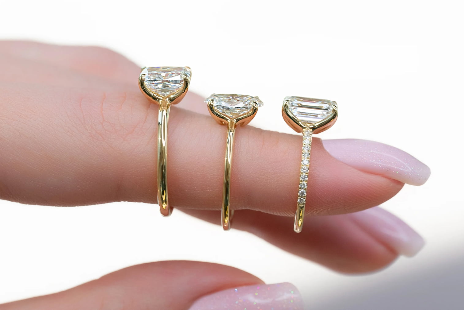 Anillo de compromiso de engaste alto vs bajo