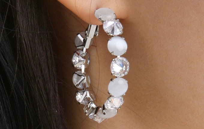 Boucles d’oreilles créoles ornées de pierres gemmes