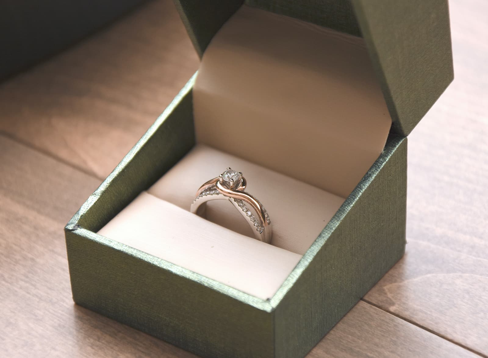 Ring mit mehreren Edelsteinen