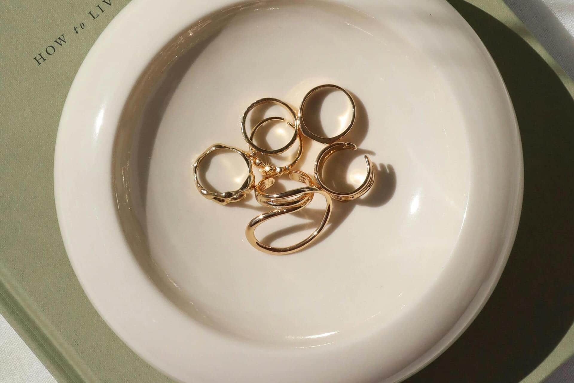 Anillos de 14k sobre un plato de cerámica