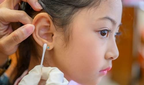 Nettoyage d’un piercing d’oreille