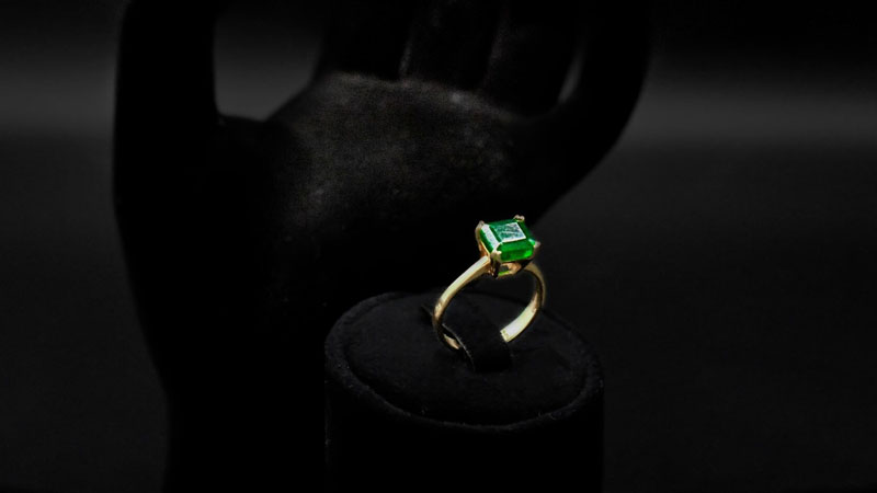 emerald ring on cushion ring stand