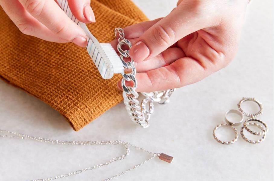 Nettoyer un collier Kendra Scott avec une brosse à dents