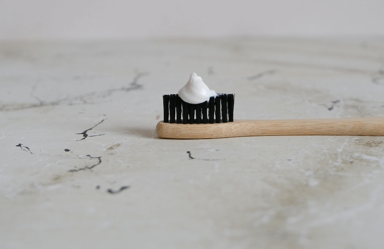 Weiße Zahnpasta auf der Zahnbürste