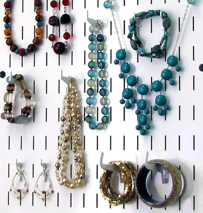 Panneau perforé pour bijoux