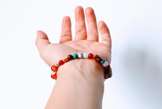 how to fix an elastic bracelet