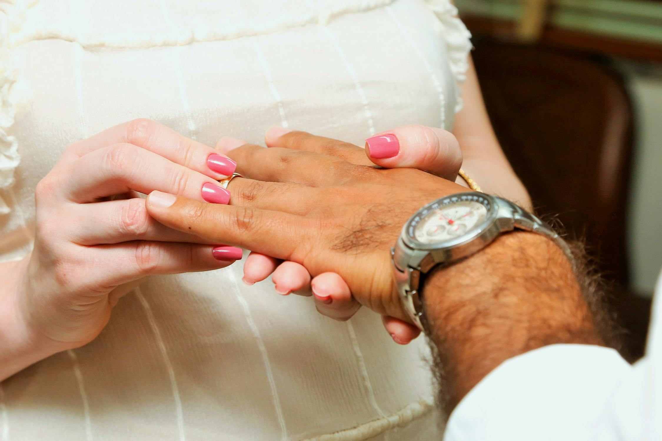 Por qué gira tu anillo en el dedo