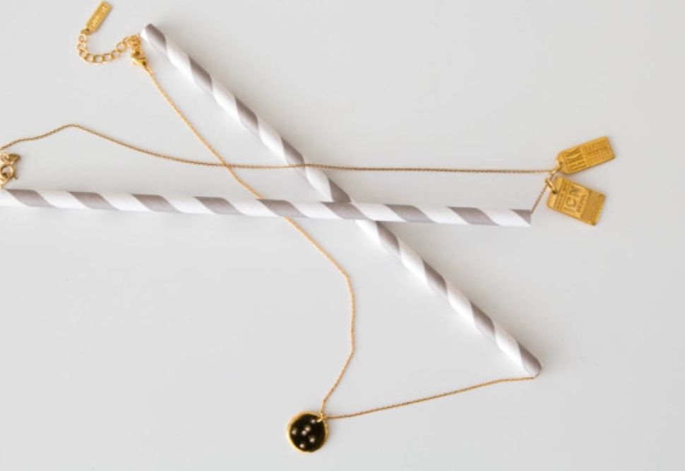 Collier passé dans une paille