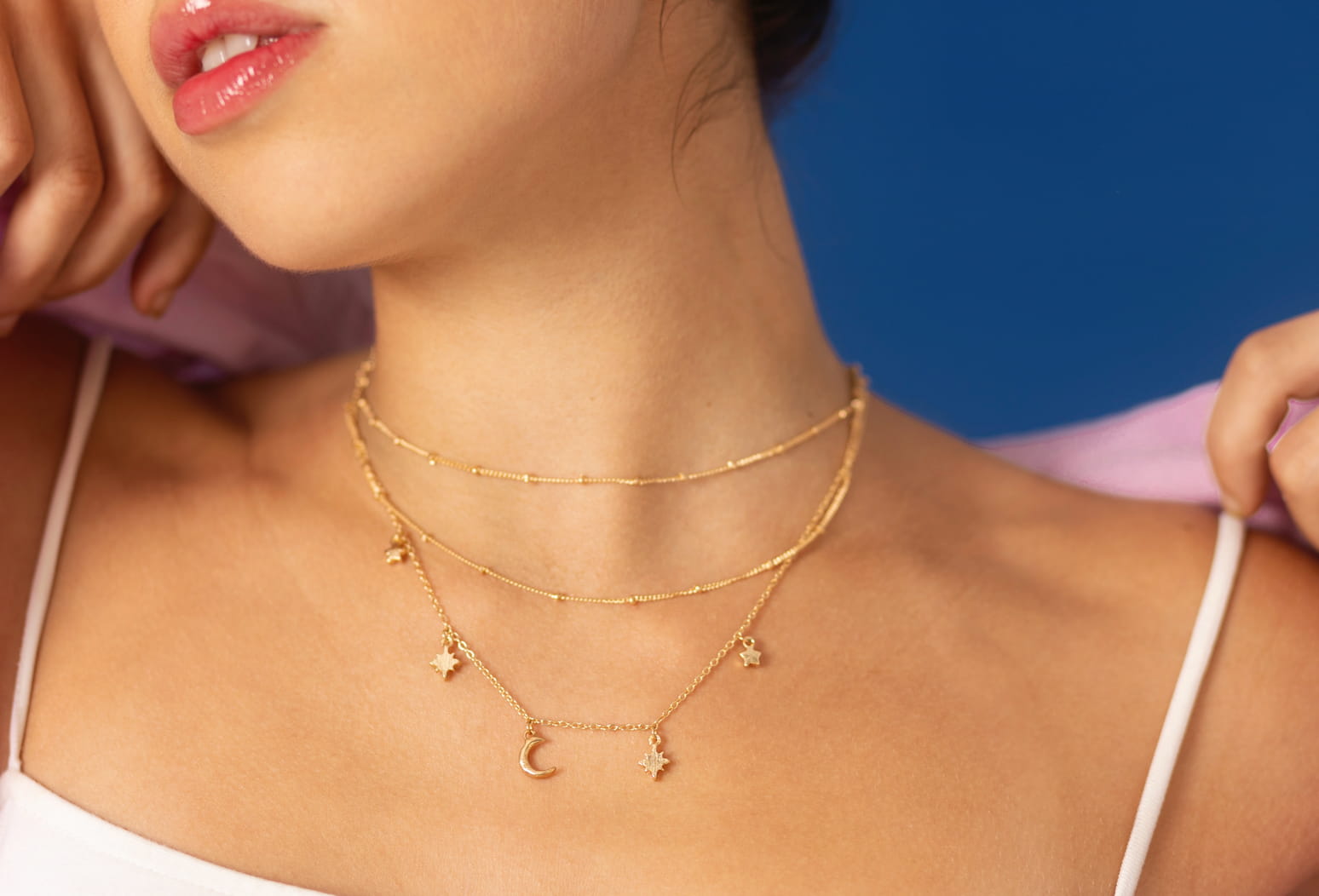 Jeune femme portant un collier de chaînes superposées