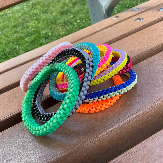 Bracelet en scoubidou coloré