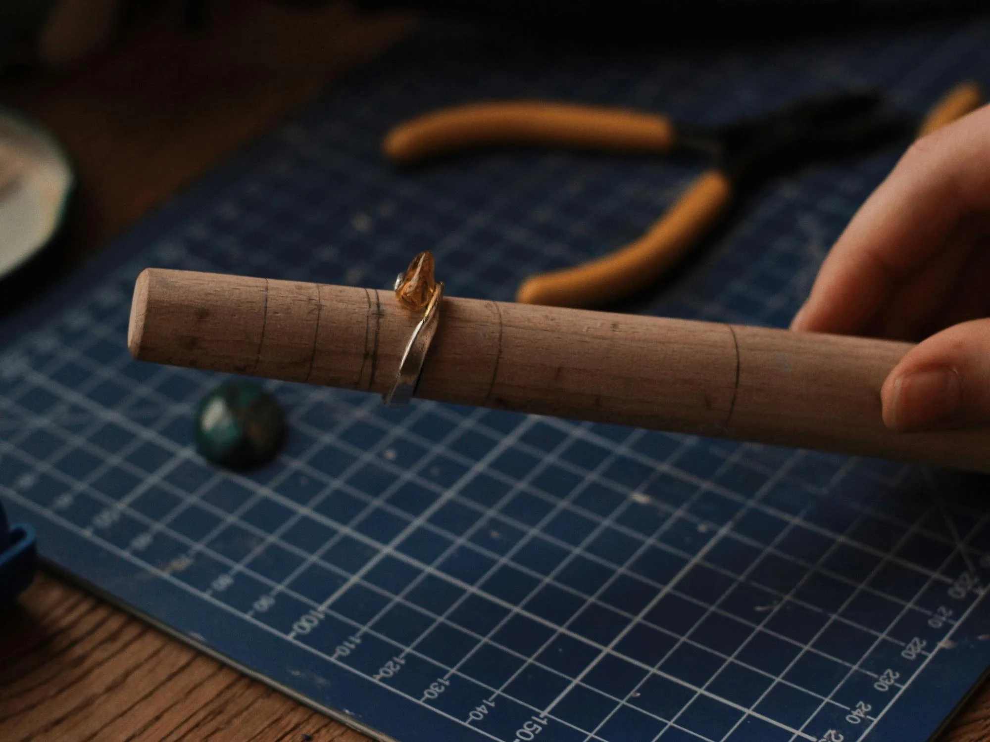 Former la bande de métal en ovale