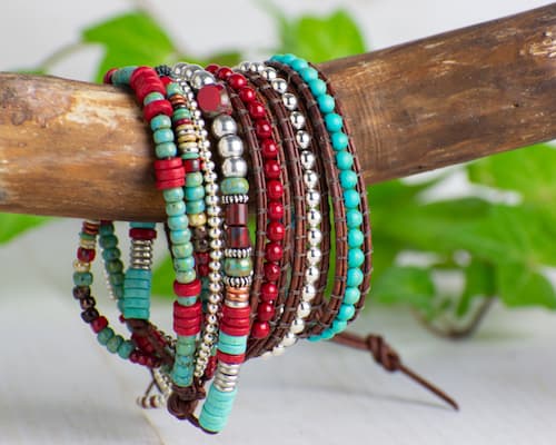 Lederarmband mit Perlen