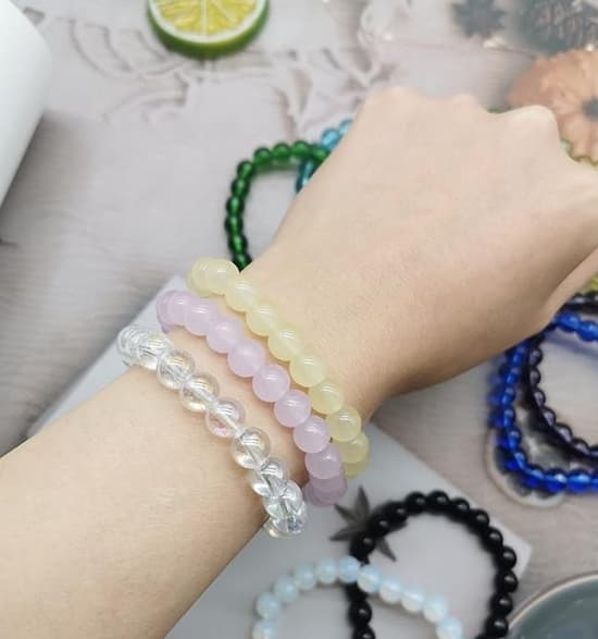 Muchas pulseras de cuentas