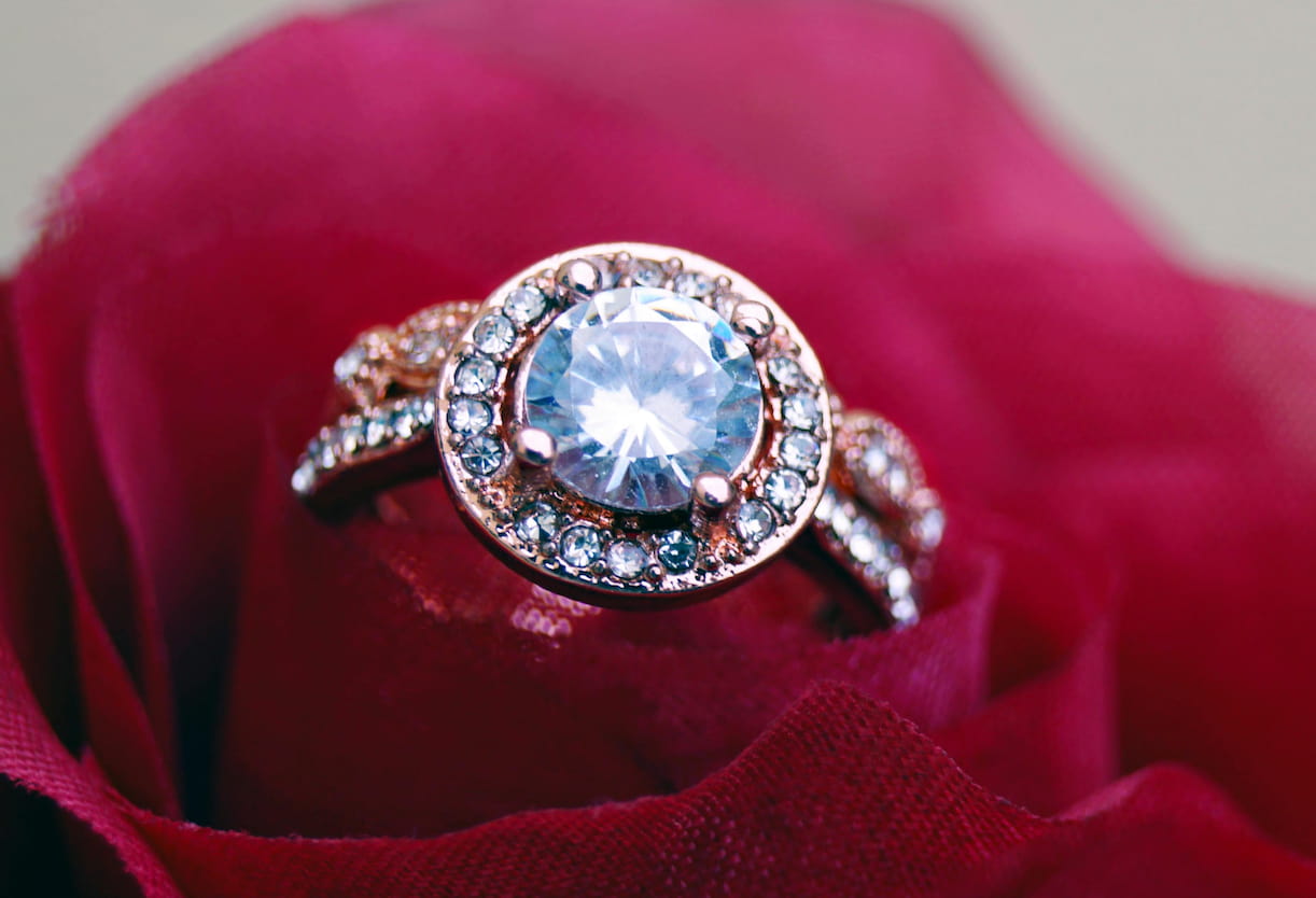 Diamant in Halo-Fassung