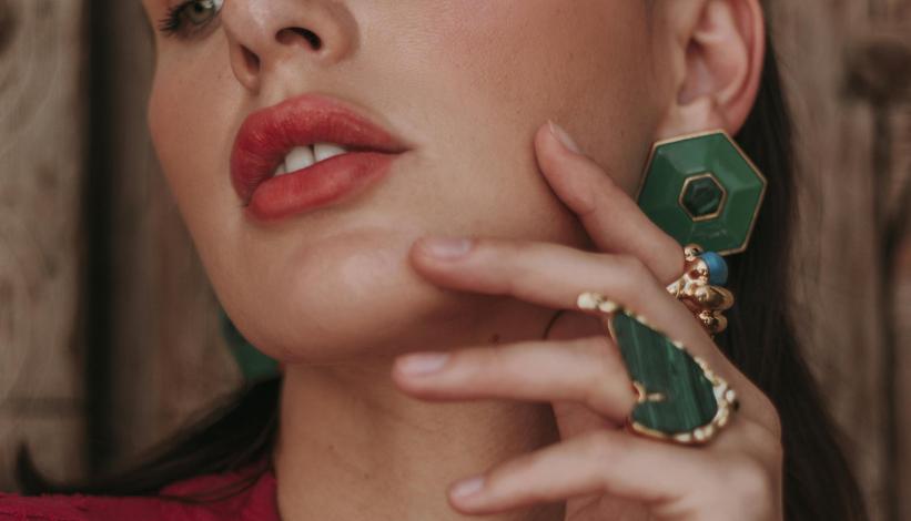 Auf das Outfit abgestimmte Ohrringe