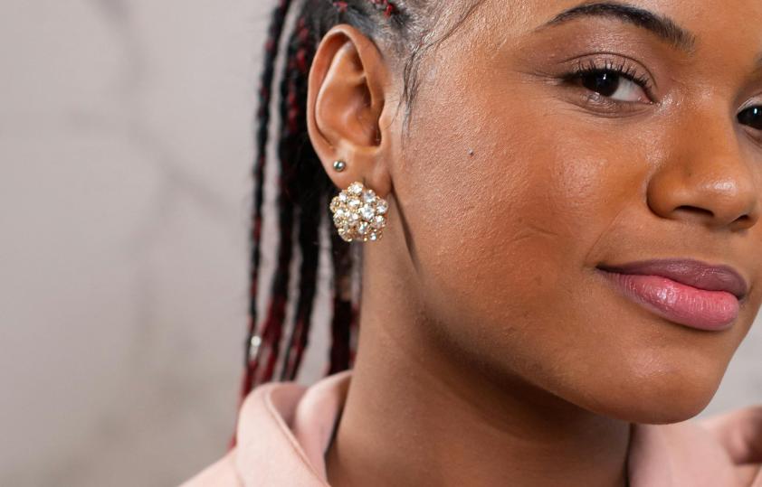 Übereinander getragene Ohrringe