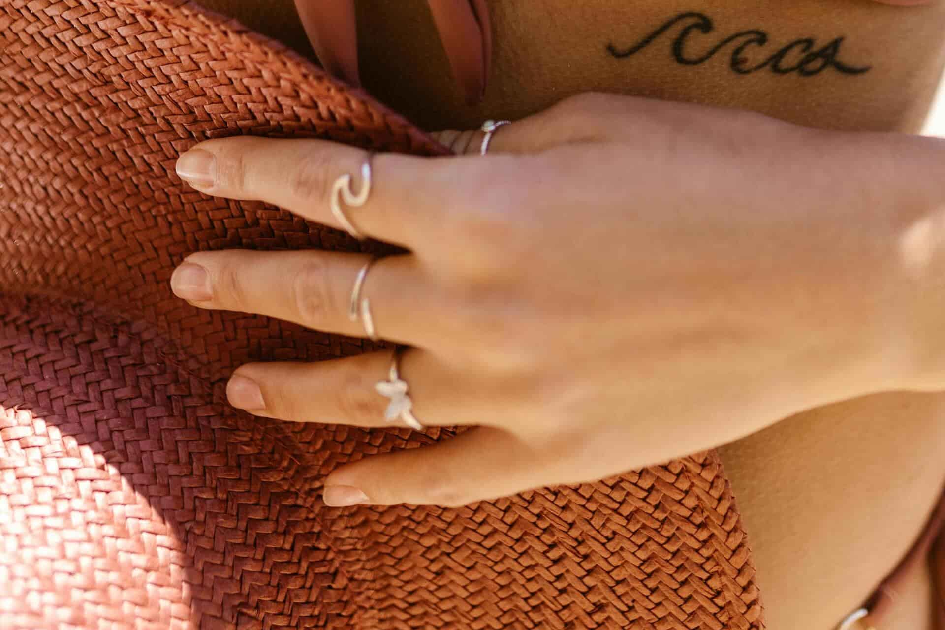 Bagues empilées sur différents doigts