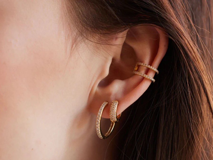 how to take off earrings with safety back