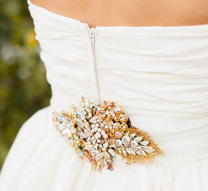 Brosche am Rücken eines Kleides