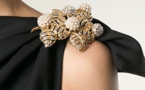 Brosche an einem Kleid