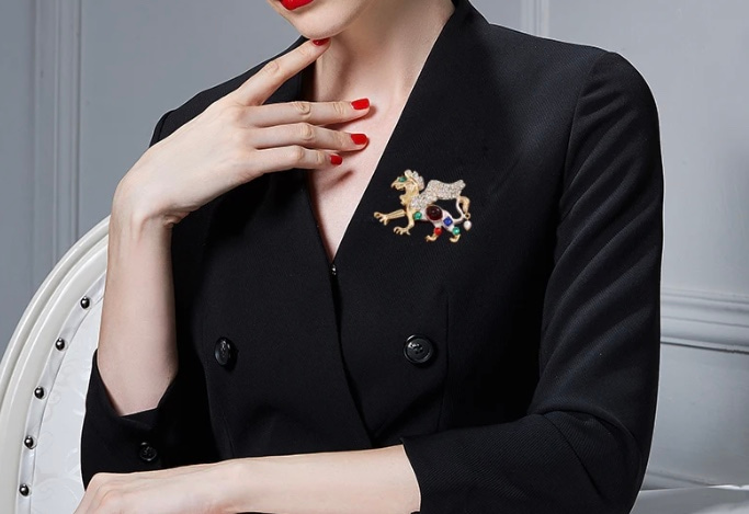 Brosche an einem Anzug