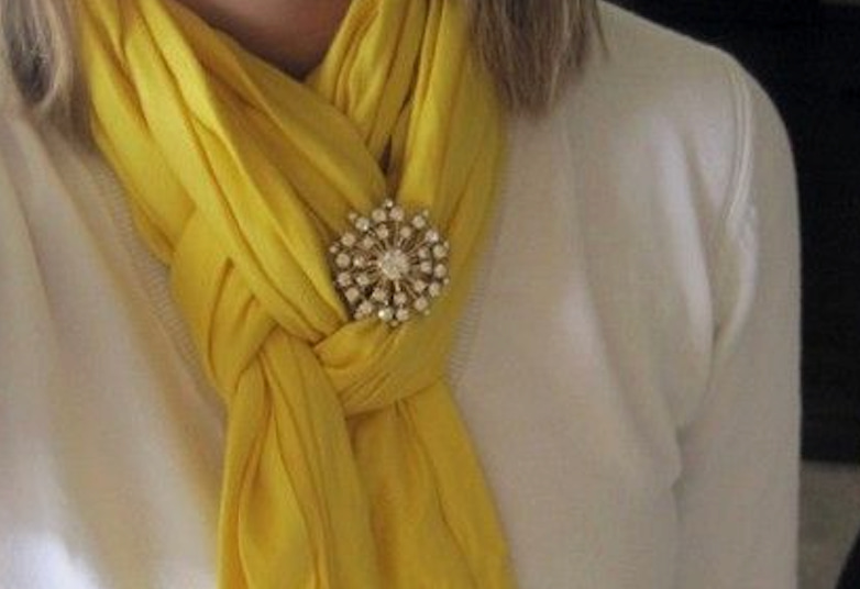 Brosche an einem Schal