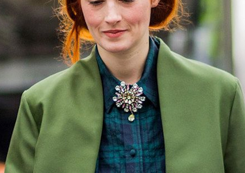 Brosche an einem Hemd