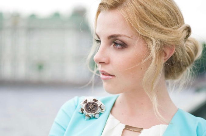 how to wear a brooch