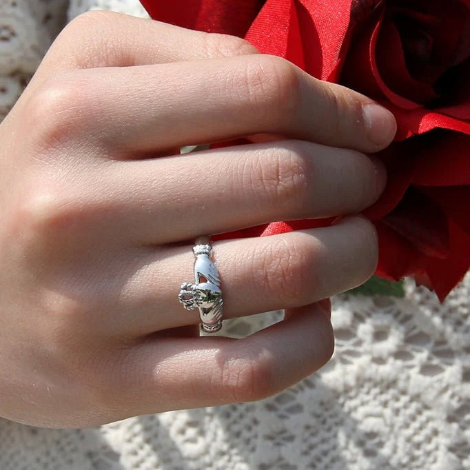 claddagh ring for single