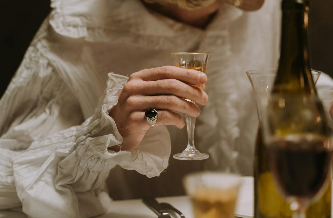 Anillo de sello con ónice en el meñique