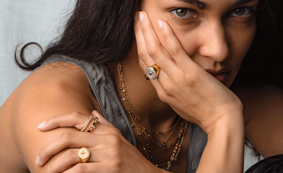 how to wear a signet ring