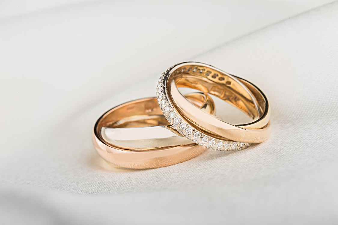 Alliance et bague de fiançailles