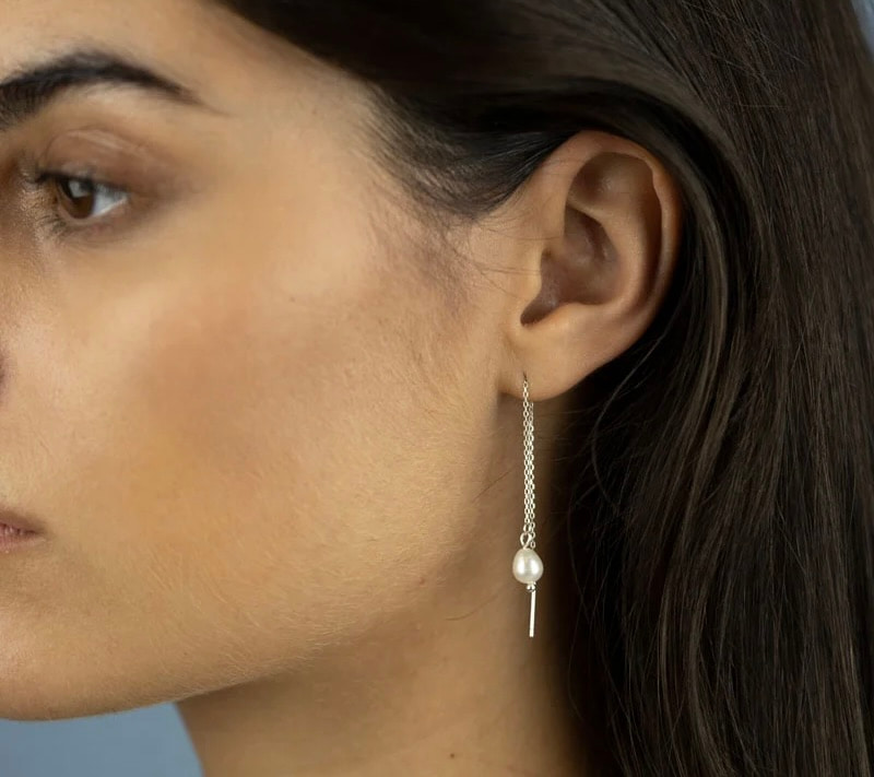 Weißer asymmetrischer Durchzieher-Ohrring