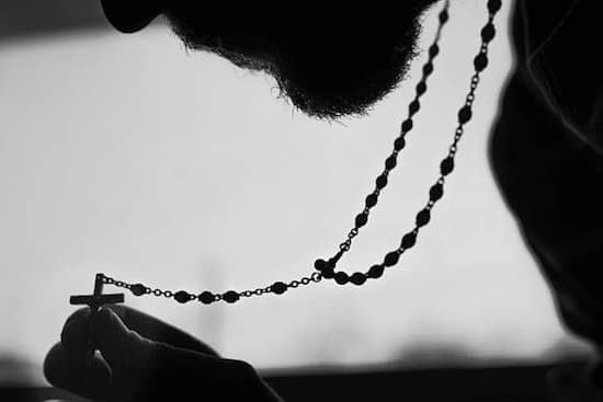 Halskette mit religiösem Emblem