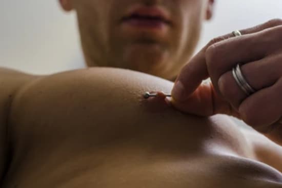 Piercing au téton chez les hommes