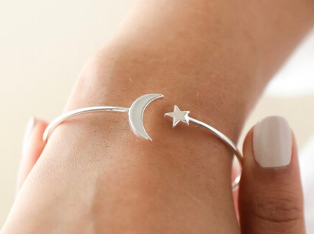 Brazalete con colgantes de luna y estrellas