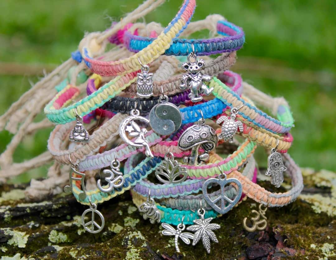 Jonc en chanvre tressé avec breloques