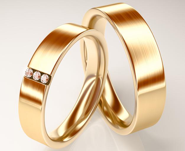 Verlobungsring und Ehering an der Hand