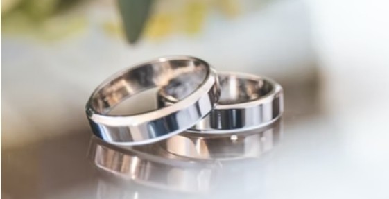 Zwei Ringe aus Wolfram und Titan