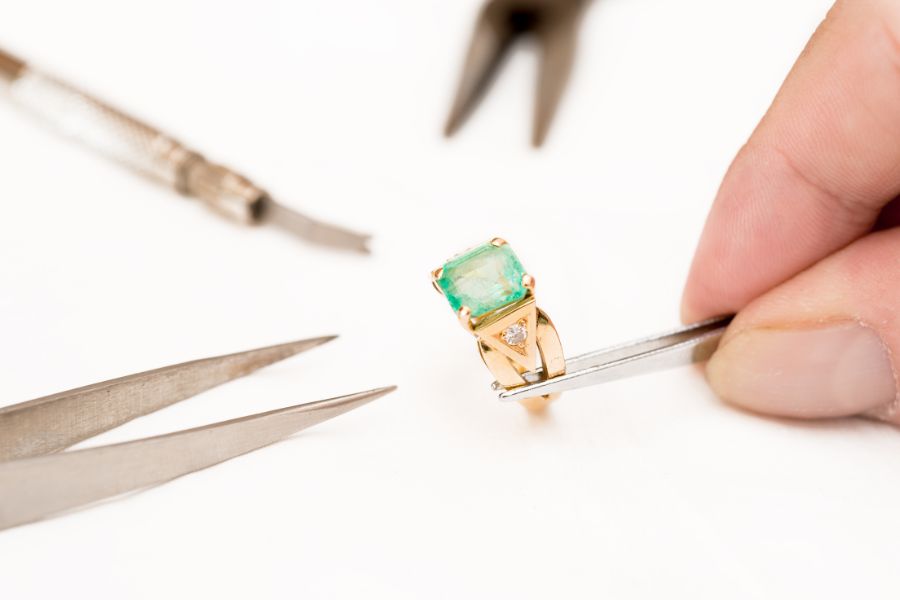 Pierre sertie sur bague