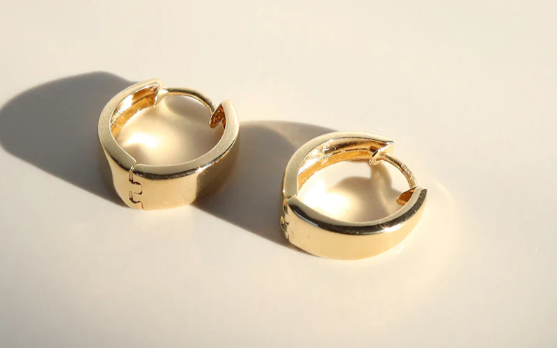 Gereinigter Huggie-Ohrring