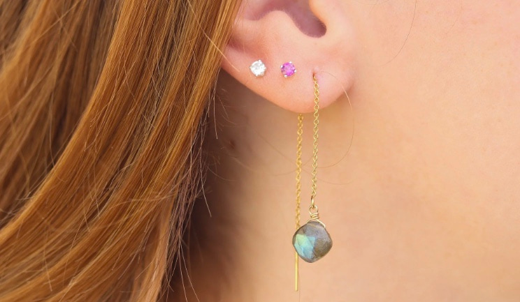 Pendiente pasante estilizado