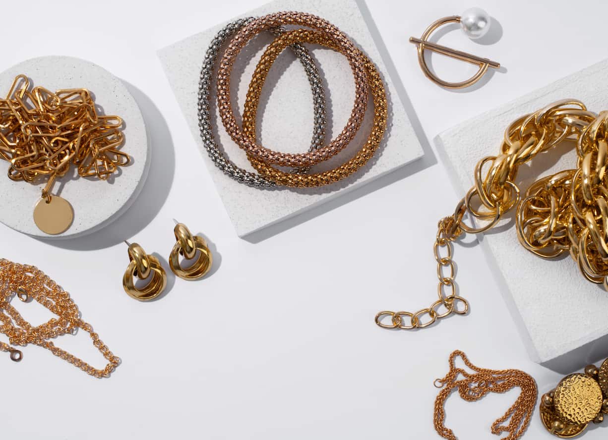 Schmuck in verschiedenen Farben